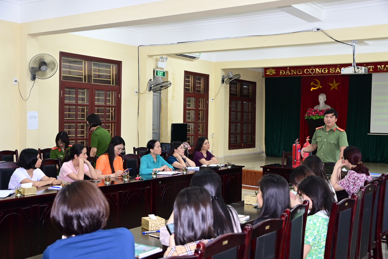 Cán bộ Hội Liên hiệp Phụ nữ thành phố gửi thư cảm ơn Phòng An ninh mạng và PCTP sử dụng công nghệ cao